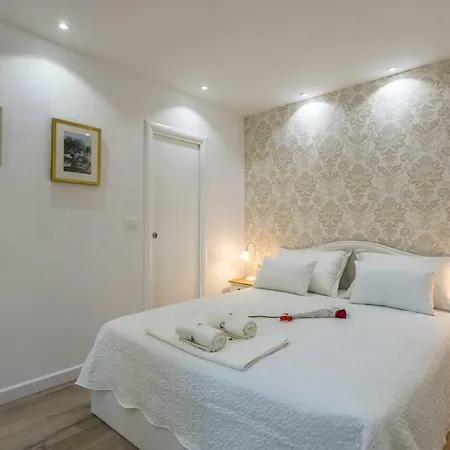 Center Apartment Split