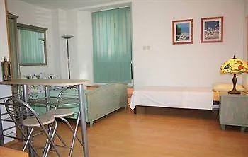 Center Apartment *