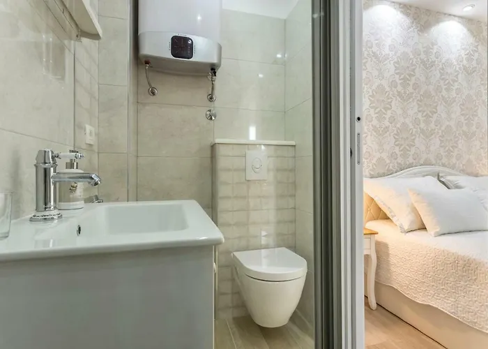 Center Apartment Split