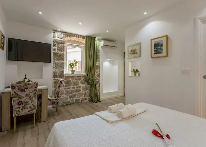 Center Apartment Split